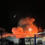Feuerschein und Rauchsäule über einem Gewerbebau.