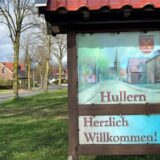 Ein Schild mit der Aufschrift „Herzlich Willkommen!“ steht am Ortseingang von Hullern.