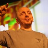 Bernhard Hoëcker begeisterte das Publikum in der St.-Ursula-Aula in Dorsten.