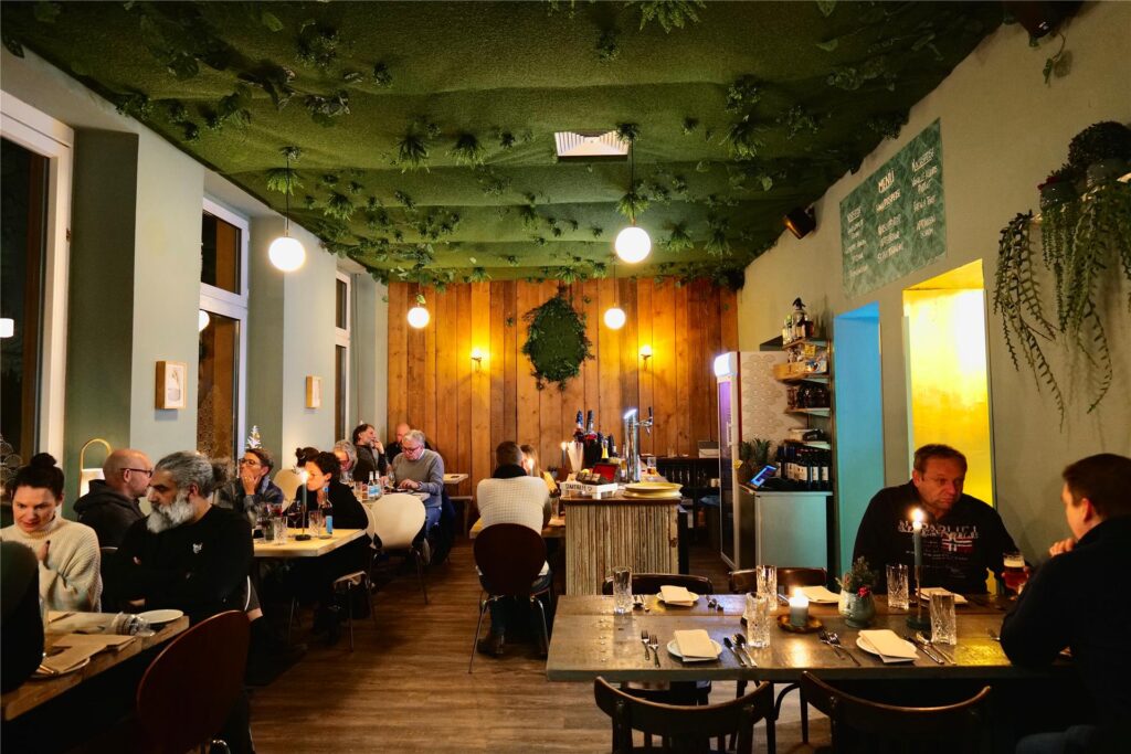 Rasen an der Decke: Das Sachte im Kreuzviertel. Rasen an der Decke: Das Sachte im Kreuzviertel.