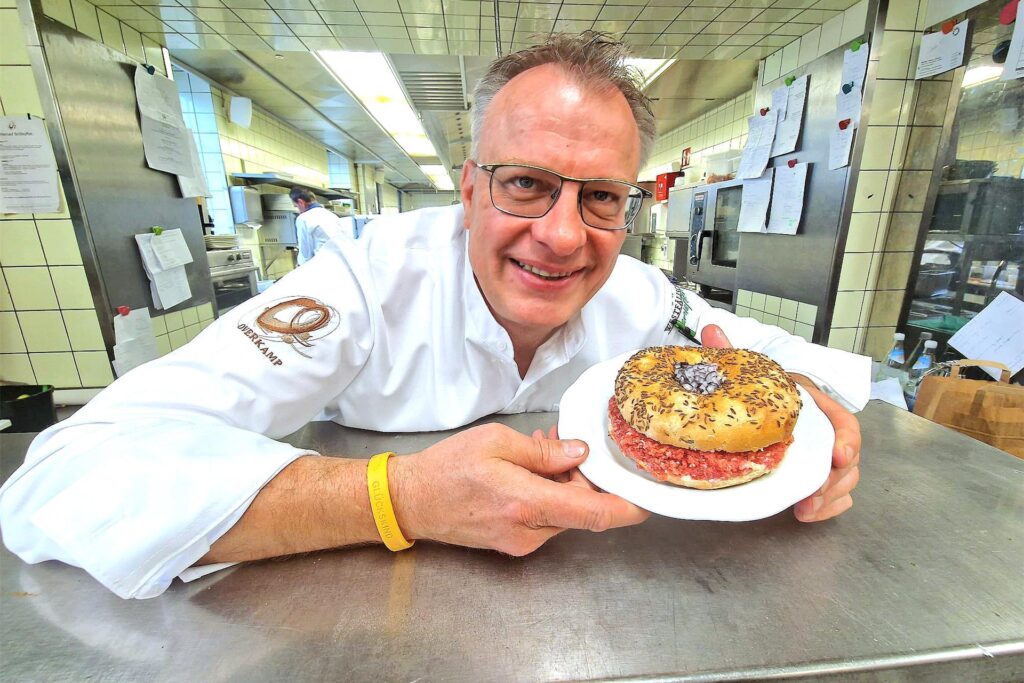Primus: Günther Overkamp mit einem perfekten Dortmunder Salzkuchen. Primus: Günther Overkamp mit einem perfekten Dortmunder Salzkuchen.