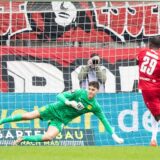Moussa Doumbouya schießt einen Elfmeter.