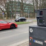 Ein roter Ferrari fährt an der Rappaportstraße in Marl an Panzerblitzer Kai-Uwe vorbei.