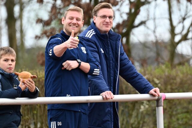 Am Mittag waren Dominik Goniwiecha (l.) und Markus Krüger noch bester Dinge beim Spiel der zweiten Mannschaft. Später gab es in der Kreisliga A eine unglückliche Niederlage.