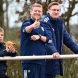 Am Mittag waren Dominik Goniwiecha (l.) und Markus Krüger noch bester Dinge beim Spiel der zweiten Mannschaft. Später gab es in der Kreisliga A eine unglückliche Niederlage.