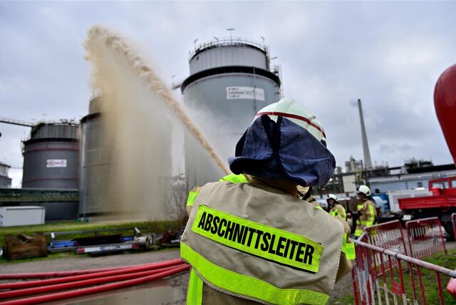 Der Abschnittsleiter im Einsatz. Viele Schläuche mussten gelegt werden, um den „Brand eines Tanks“ zu löschen.