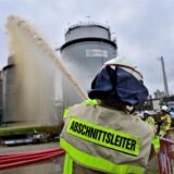 Der Abschnittsleiter im Einsatz. Viele Schläuche mussten gelegt werden, um den „Brand eines Tanks“ zu löschen.