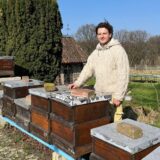 Der Recklinghäuser Imker Jens Keinhörster steht hinter mehreren Bienenstöcken.