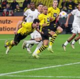 Mats Hummels köpft den Ball.