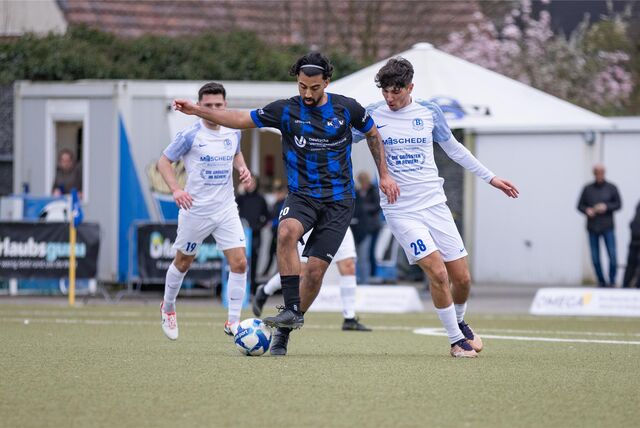 Sam Armandeh (M.) – hier im Duell mit Alper Delibas – trennte sich mit dem Königsborner SV von Langenbochum torlos 0:0.