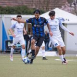 Sam Armandeh (M.) – hier im Duell mit Alper Delibas – trennte sich mit dem Königsborner SV von Langenbochum torlos 0:0.