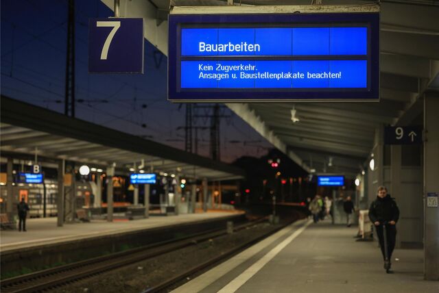 Wegen Bauarbeiten auf der Zugstrecke gibt es keinen Zugverkehr. Bahnhof bei Nacht.