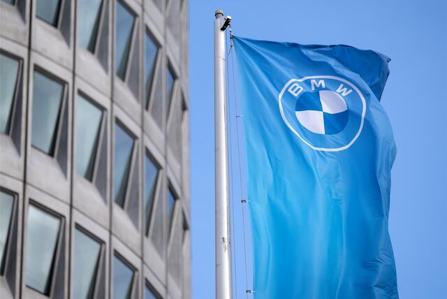 Eine Fahne mit dem Logo von BMW ist vor der Firmenzentrale in München zu sehen.