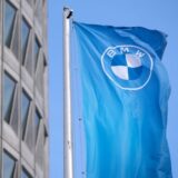 Eine Fahne mit dem Logo von BMW ist vor der Firmenzentrale in München zu sehen.