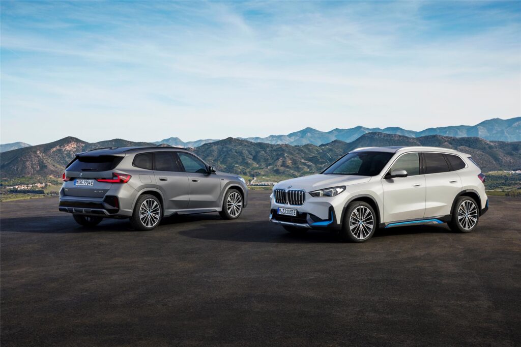 Zwei BMW X1 stehen vor einer Berglandschaft. Zwei BMW X1 stehen vor einer Berglandschaft.