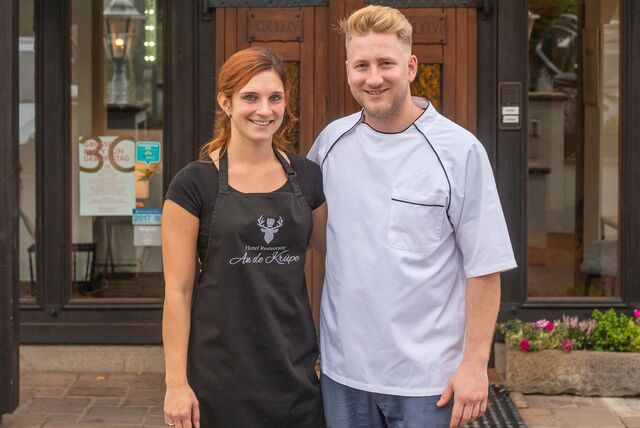 Die Gastgeber Chantal und Marius Krüpe vor dem Hattinger Restaurant An de Krüpe