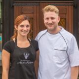 Die Gastgeber Chantal und Marius Krüpe vor dem Hattinger Restaurant An de Krüpe