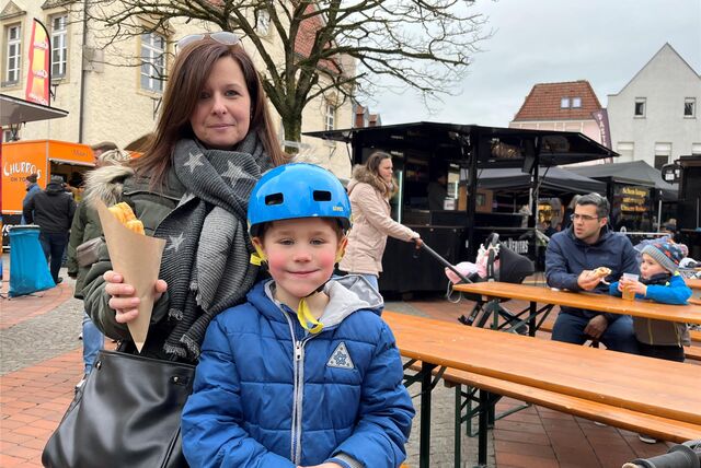 Eine Frau mit ihrem Sohn beim Streetfood Fest in Haltern