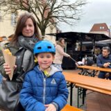 Eine Frau mit ihrem Sohn beim Streetfood Fest in Haltern
