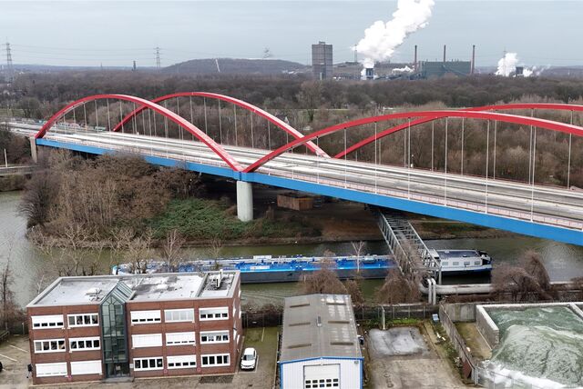 Die Brücke der Bundesautobahn 42 über die Rhein-Herne Kanal ist wegen Brückenmängel in beiden Richtungen gesperrt.