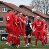Vorsicht, hier wird scharf geschossen! Die Mauer aus RWE-Spielern versucht, einen Meckinghover Freistoß abzuwehren.