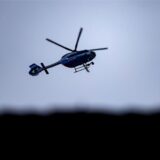 Ein Hubschrauber in der Luft.