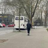 Ein Mann fährt auf einem E-Scooter am Signal Iduna Park, dem Stadion von Borussia Dortmund, vorbei.