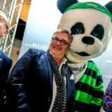 Star-Komiker Hape Kerkeling und der Panda, Maskottchen des Medienhauses Bauer.