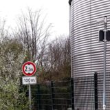 Vorher – nachher: Die Beschilderung an der Papenbrückstraße vor einem Jahr (l.) und heute.