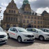 Weiße Kleinwagen stehen auf dem Rathausplatz in Recklinghausen.