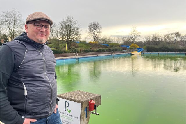 Timo Deitmar steht vor dem Becken im Freibad Sythen.