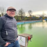 Timo Deitmar steht vor dem Becken im Freibad Sythen.