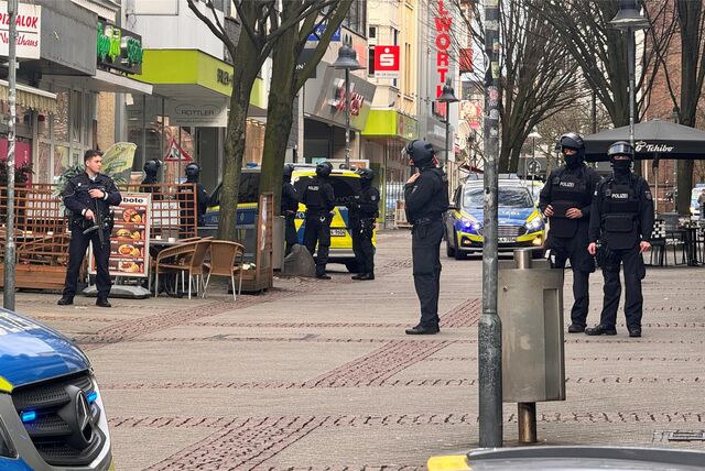 Aufgrund einer Gefahrenlage kam zu einem größeren Polizeieinsatz in einer Sparkasse an der Oststraße in Bochum-Wattenscheid.