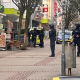 Aufgrund einer Gefahrenlage kam zu einem größeren Polizeieinsatz in einer Sparkasse an der Oststraße in Bochum-Wattenscheid.