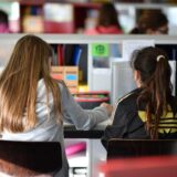 Mehrere Schülerinnen lernen in einer Gemeinschafts- und Ganztagsschule