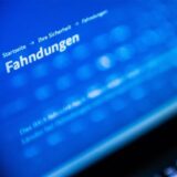 Auf einem Bildschirm steht das Wort Fahndungen.