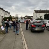 Bei einem Ortstermin am Dienstagmorgen (19.3.) machten sich Eltern, Anwohner, Politiker, Schul- und Verwaltungsmitarbeiter ein Bild von der Elterntaxi-Situation an der Badischen Straße.