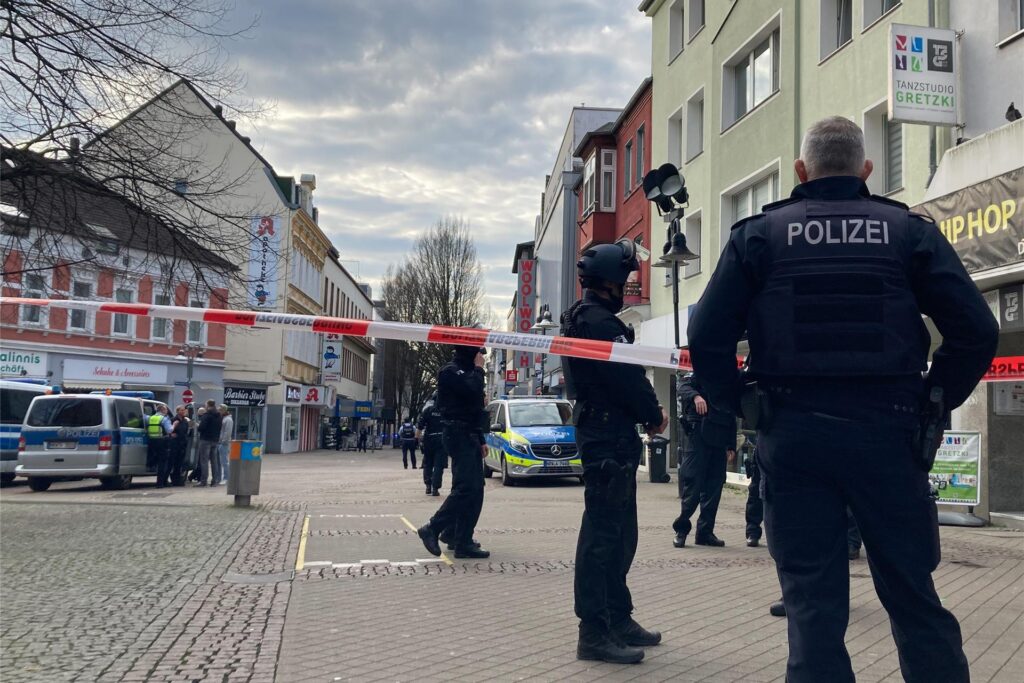 Einsatzkräfte der Polizei stehen in der Innenstadt von Bochum. Einsatzkräfte der Polizei stehen in der Innenstadt von Bochum.