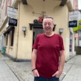 Frank „Pocke“ Simon steht vor seiner Feuerteichschänke in Schwerte.