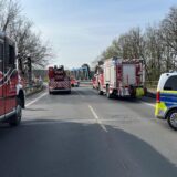 Streifenwagen und Feuerwehrwagen an einer Brücke