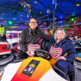 Jennifer und Beatrix Lochowicz im Autoscooter auf der Palmkirmes in Recklinghasen
