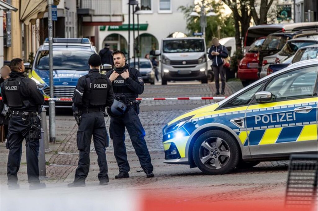 Einsatzkräfte stehen im abgesperrten Bereich in der Innenstadt Bochums. Einsatzkräfte stehen im abgesperrten Bereich in der Innenstadt Bochums.