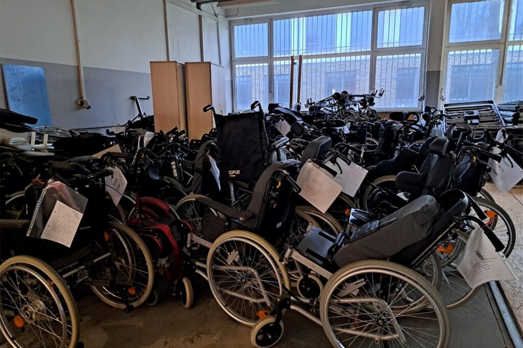 Eine Sammlung an Rollstühlen und Rollatoren