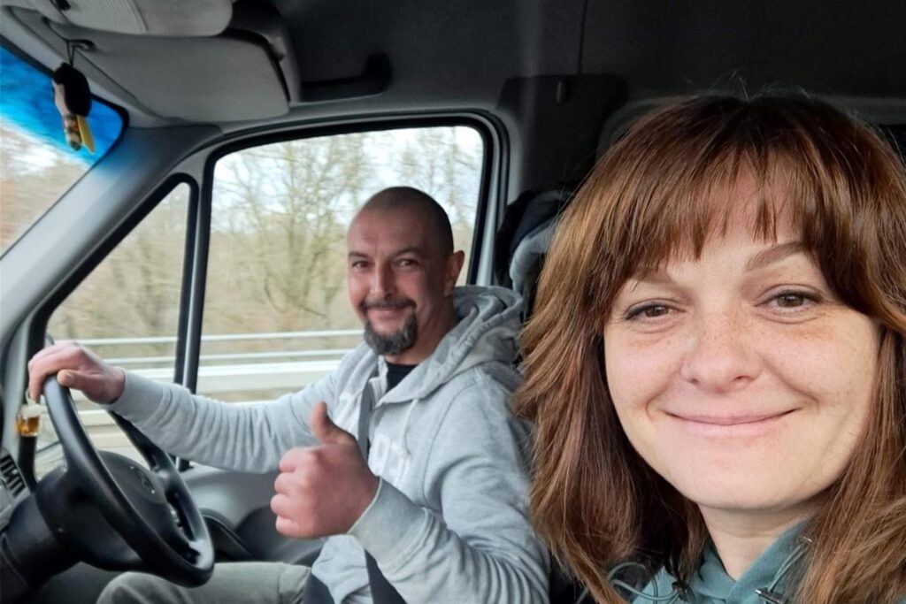 Svitlana Pavlova und eine Begleitung in einem Transporter mit Hilfsmitteln