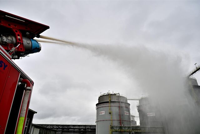 Mit dem Hydro-Jet und einem Turbinenfahrzeug bekämpfte die Werkfeuerwehr einen simulierten Tankbrand.