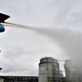 Mit dem Hydro-Jet und einem Turbinenfahrzeug bekämpfte die Werkfeuerwehr einen simulierten Tankbrand.