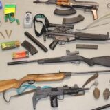 Das Foto zeigt die aufgefundenen Waffen, darunter eine AK 47 Kalaschnikow, eine HK 53 (Heckler und Koch) mit Zielfernrohr und eine MP 2A1 (Uzzi).