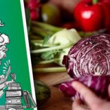Jemand schneidet Radicchio.