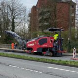 Am sanierungsbedürftigen Altstadtring hat Straßen.NRW Ausbesserungen an der Asphaltdecke vorgenommen.
