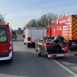 Einsatzfahrzeuge der DLRG und der Feuerwehr stehen vor einer Kanalbrücke.